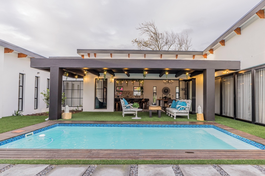 5 Bedroom Property for Sale in Mikro Park Western Cape